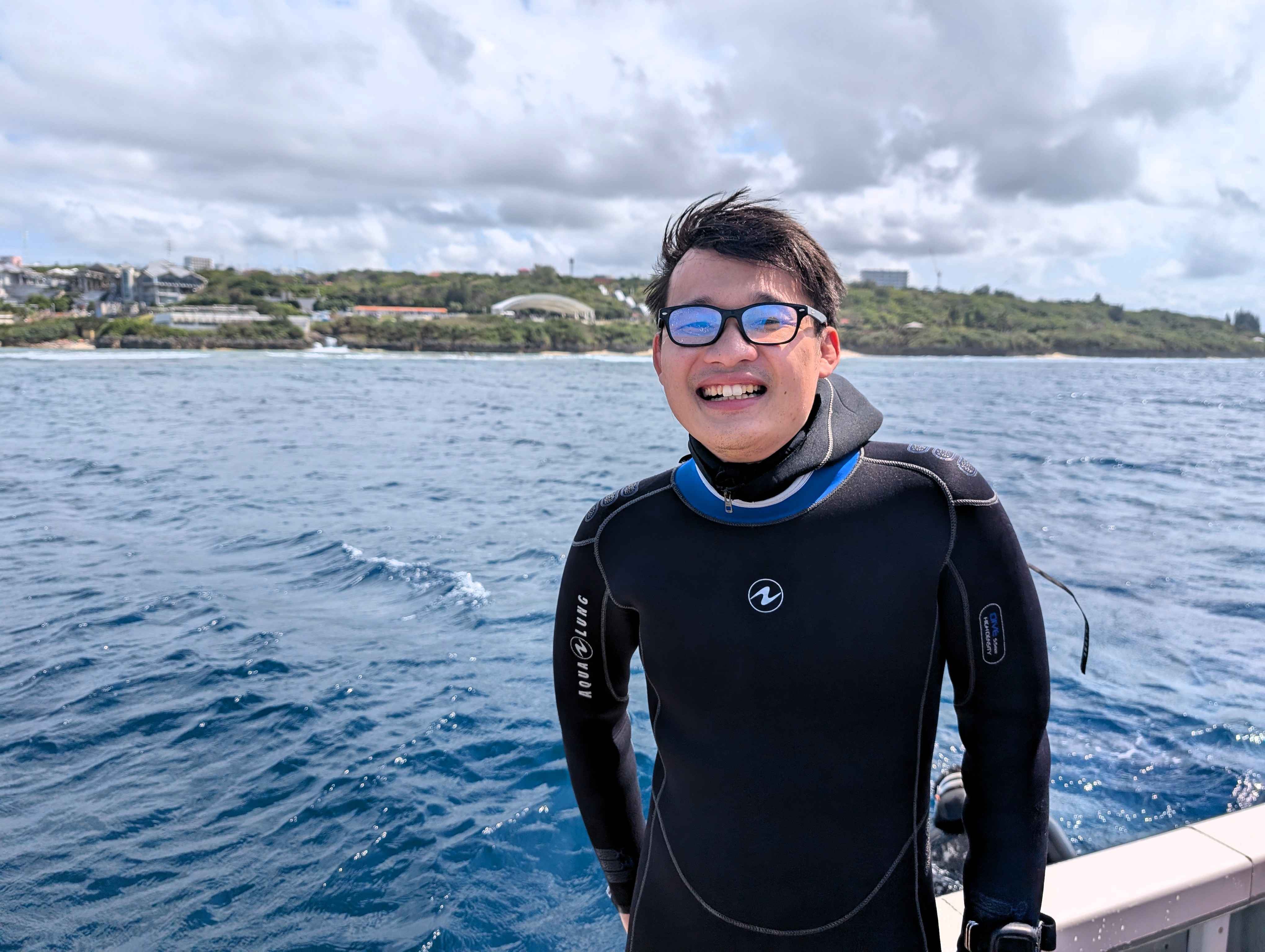 美ら海水族館沖での講習風景。沖縄在住ならではの柔軟な日程調整で、ベストな海況を狙えます。