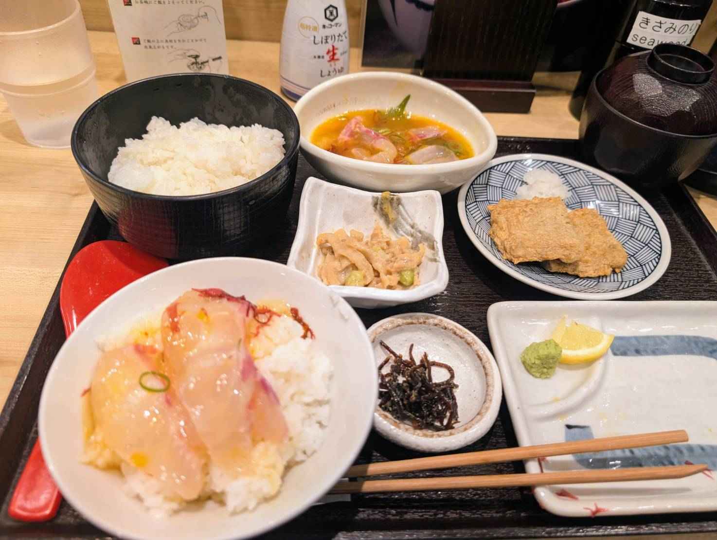 新鮮な鯛を特製ダレと卵に絡めて、大盛りご飯で