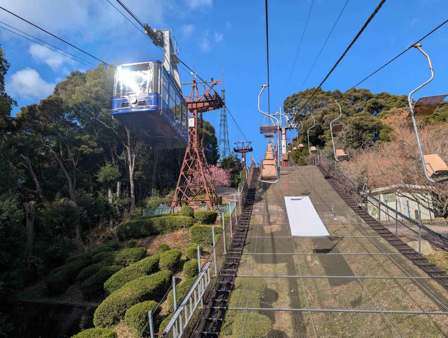 松山城へは、あえてのリフトで