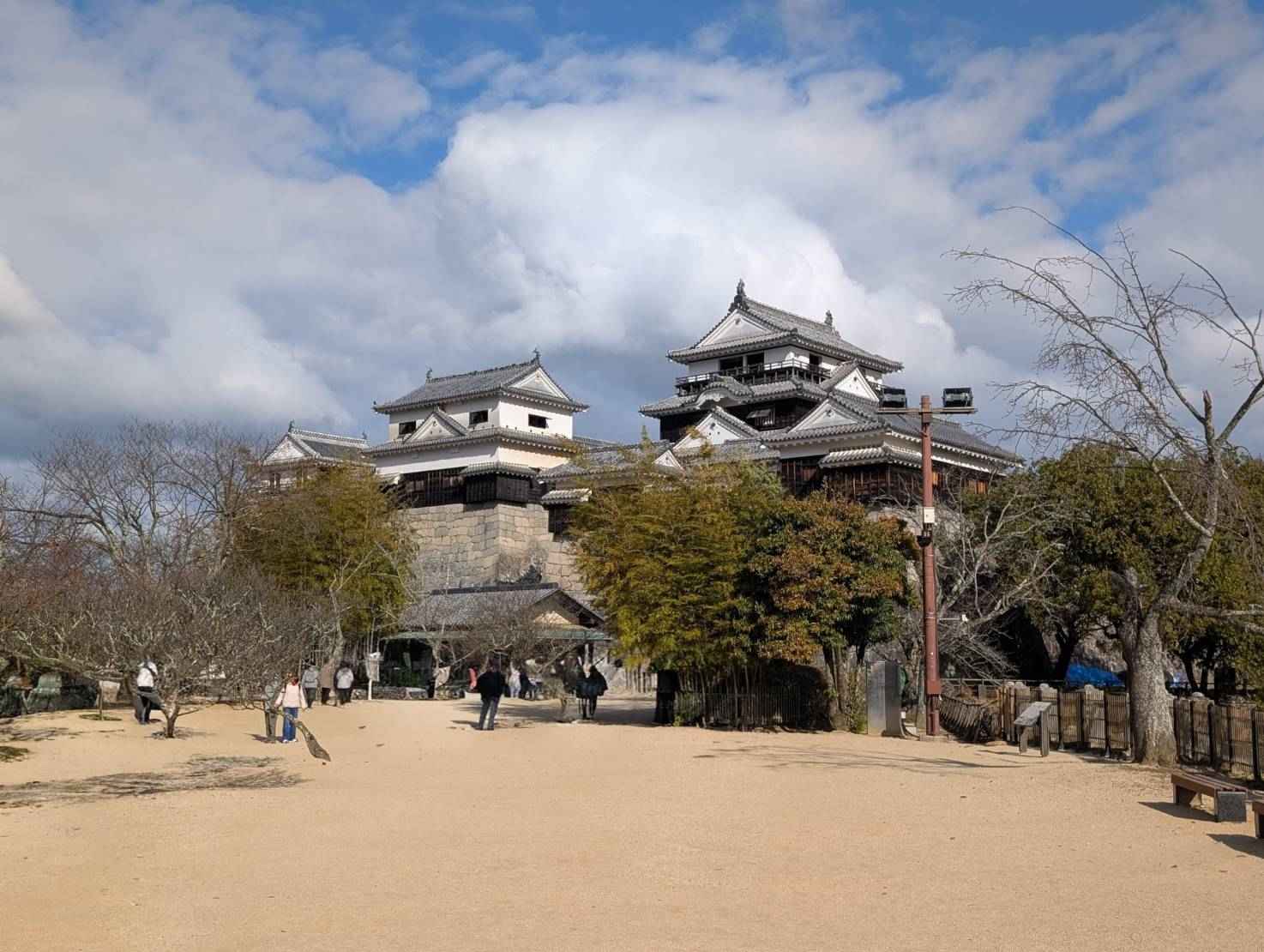 現存12天守のひとつ、松山城